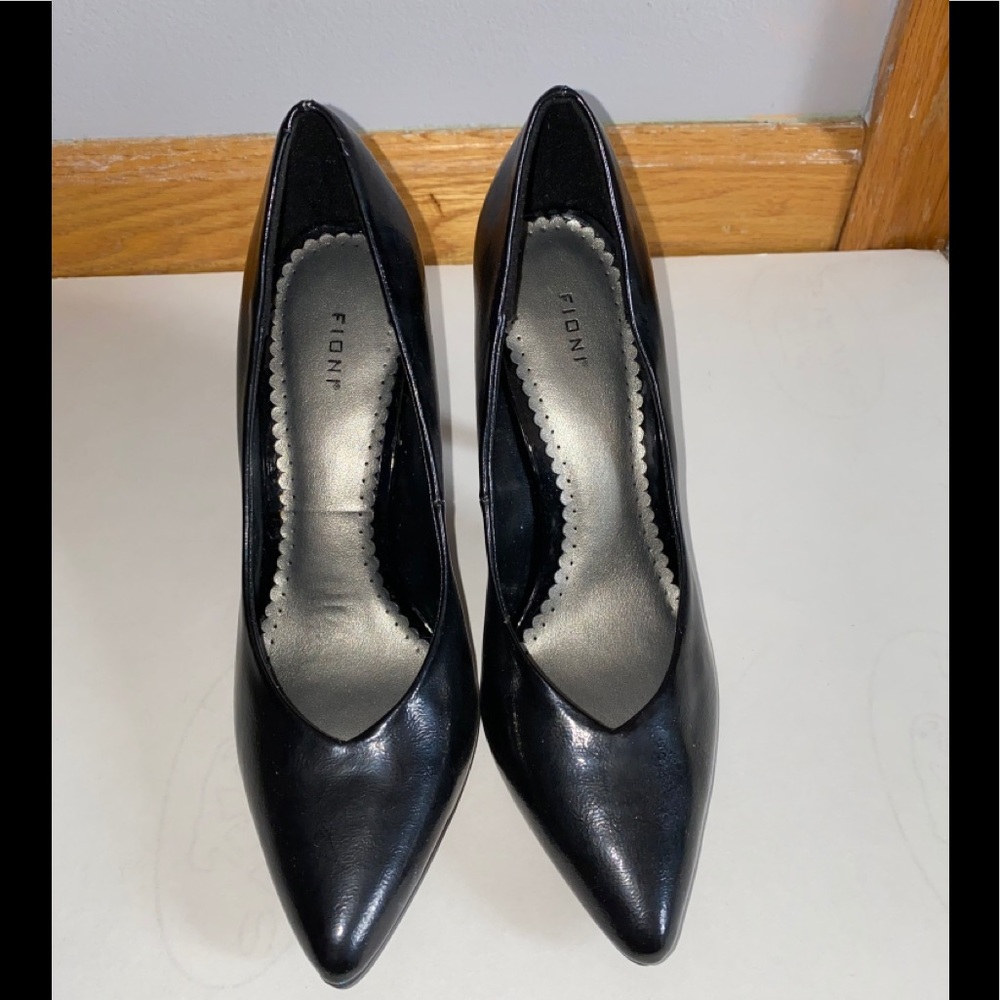 Slight pointy heel